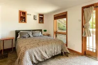 Beautiful Oasis on Lake Washington and Seward Park! Pool and Hottub ⭐️