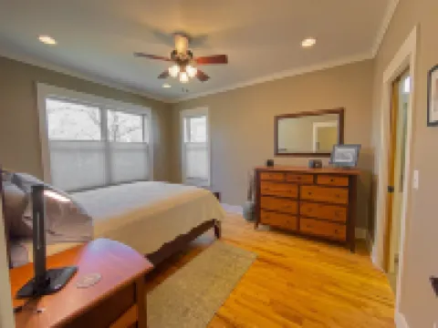 Bracken Bungalow - Cozy retreat a short stroll from downtown Brevard