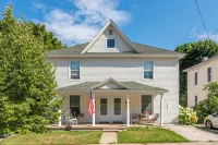 Unit 1: Beautiful townhouse near to Petoskey shopping, restaurants and trails.