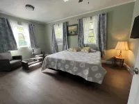 Lucy’s Beach Hideaway, 2 block to restaurants & waterfront