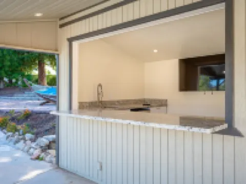 4,500 sq-ft retreat with a pool and hot tub in the middle of wine country! Hoteles en Templeton