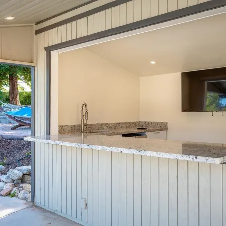 4,500 sq-ft retreat with a pool and hot tub in the middle of wine country!