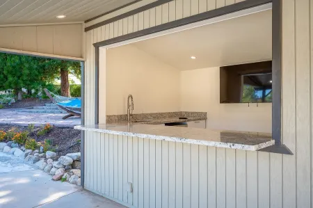 4,500 sq-ft retreat with a pool and hot tub in the middle of wine country!