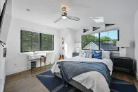 Luxe Home in Iconic Zilker/ Barton Springs neighborhood- POOL - Private Pools