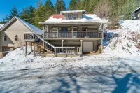 The Where We Roam Log Cabin - Walk to Town with Mountain Views! - Homestays