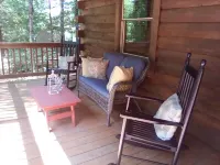 Rustic Cedar Cabin Hotels in Piper Gap