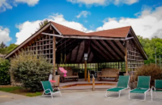 Cheerful Family Manor- Sleeps 25 w/hot tub and private pool in Amish Country