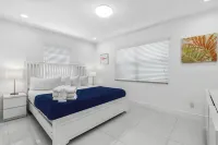 Villa  4/3 + Den for 9 people, heated pool, 5 min to the beach and casino.