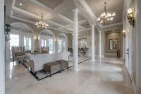 Waterfront Luxury Stay-Pool-Hot Tub-Kayaks & Sunset Views on Lake Magdelene