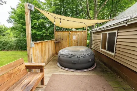 Spacious & Updated! Marquette Township Home - HotTub - Backyard - Garage