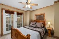 Medina Lake Villa - Stunning Lakeviews, Waterfront Access & Pool Hotels in Lakehills