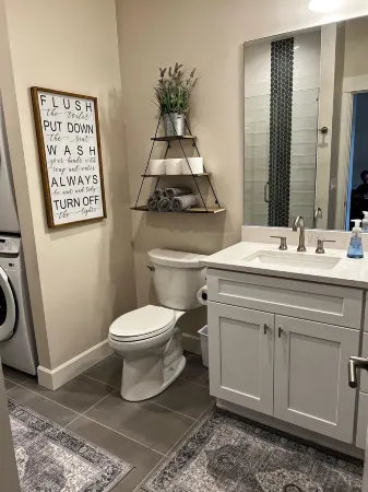 Downtown condo short walk to lake, patio and awesome common area