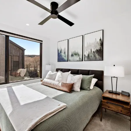 Blue River Views - Mountain/Modern with Private Hot Tub