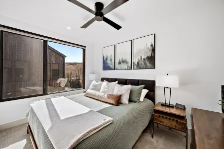 Blue River Views - Mountain/Modern with Private Hot Tub