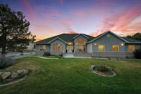 Huge Reunion Ctr 30+, 16 Br, 8.5 Bath, Pets