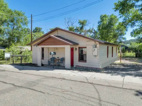 The Red Door Wanderer’s Nest - A Historical 1920's Downtown Gem - Pet Friendly