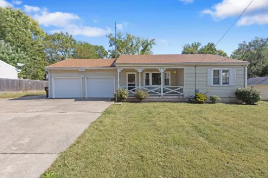 Retro Funky Stay less than 10 minutes from Arrowhead!