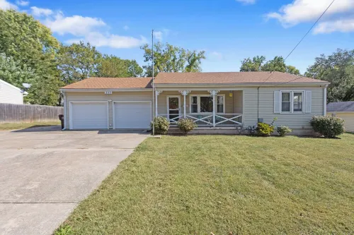 Retro Funky Stay less than 10 minutes from Arrowhead!