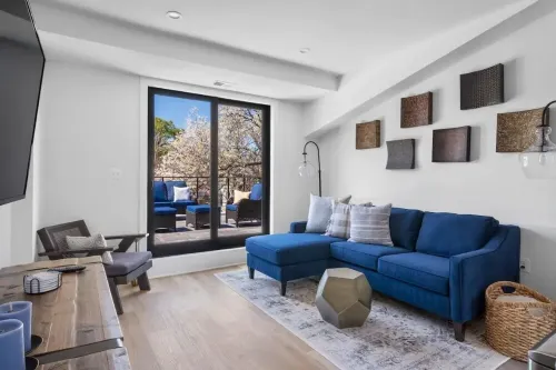 1/2 Block from King Street, 5★ Location ~ ♛King Bed ~ Free Parking