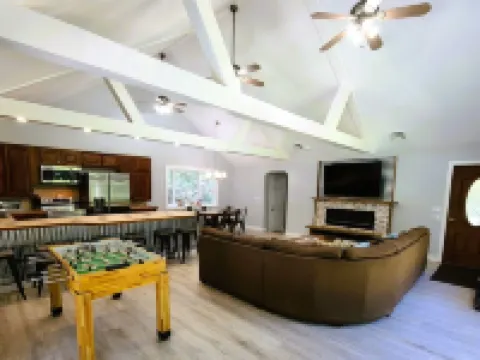 Mountain Ridge Retreat - Private & Peaceful Getaway. Family & Pet Friendly Hotels in Esopus