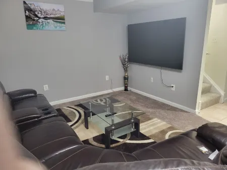 Clean, spacious, and Cozy Basement Apartment for a memorable HomeAway experience Отели в г. Траянгл