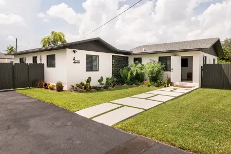 Papas Villa Duplex Centrally Located in Miami. Both units included.