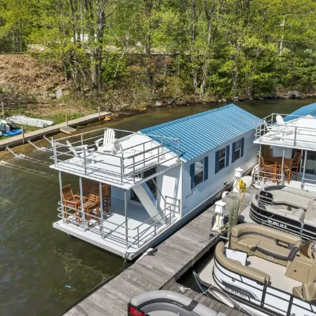 🌟 Unique Houseboat Experience on Lake Winnipesaukee - Harborside 🚤🌊