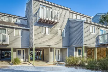 Cape Escape I End Unit only 150 Steps to beach, near pools, many extras