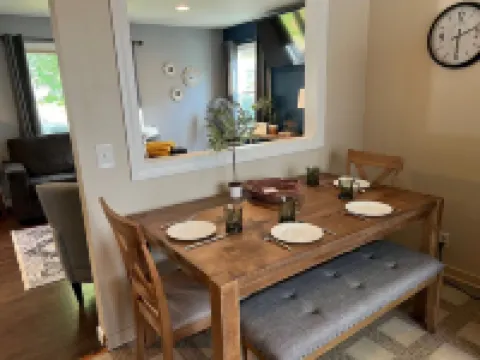 Nicely Decorated 2+ Br Home in Quiet Neighborhood