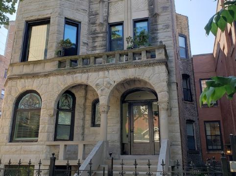 Extra Large Authentic Chicago Graystone walk to Wrigley, Lakefront & Restaurants