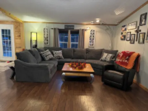 2.5 miles from Beaver Stadium our Charming 3-bedroom house with AC, WiFi