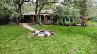 Riverside country retreat with easy access to all that Houston has to offer