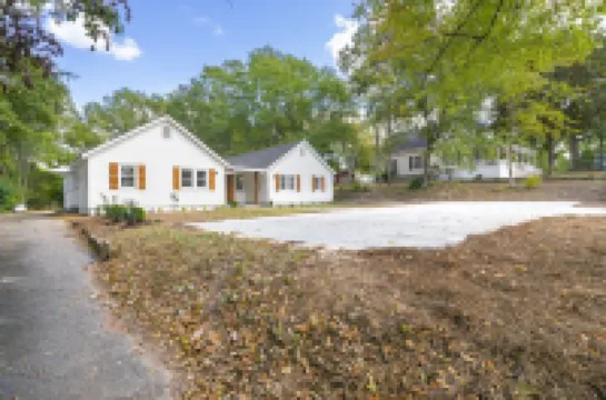 Cozy 4BR Cottage in Downtown Warm Springs