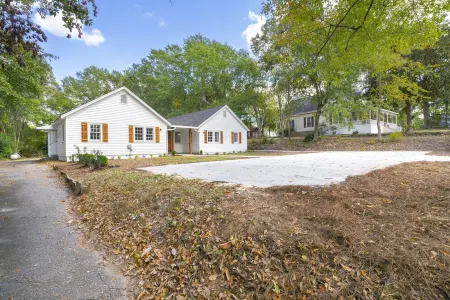 Cozy 4BR Cottage in Downtown Warm Springs Отели в г. Уорм Спрингс