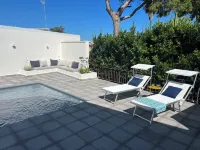 Villa Giuliana luxury home: swimming pool, solarium, barbecue. A few steps from the sea