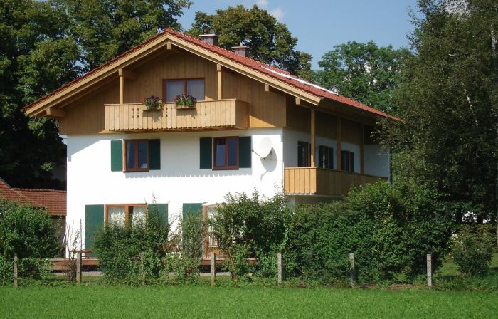 Sunny, spacious & fully equipped, castle views, close to lake/beach, restaurants