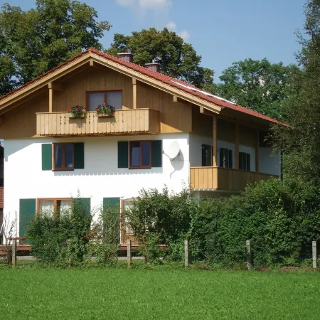 Sunny, spacious & fully equipped, castle views, close to lake/beach, restaurants