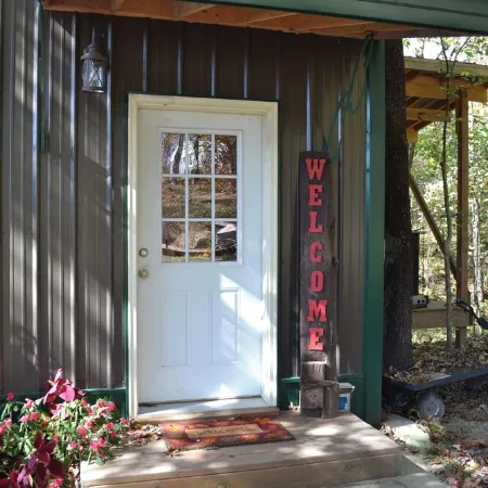 Bunkhouse in the Ozarks with access to Creek Pavilion and close to Rockbridge