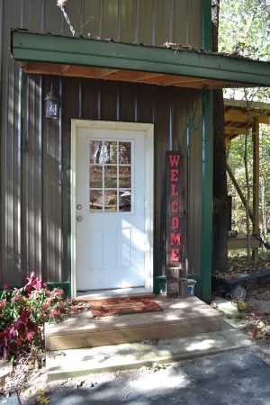 Bunkhouse in the Ozarks with access to Creek Pavilion and close to Rockbridge