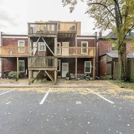Newly Renovated 2BR Apartment w/ Free Parking in Downtown