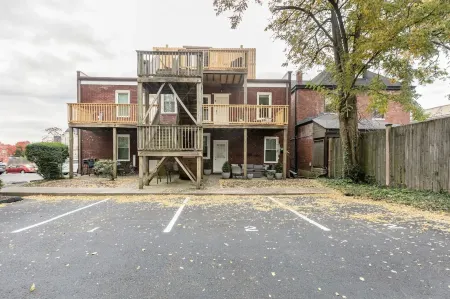 Newly Renovated 2BR Apartment w/ Free Parking in Downtown