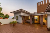 Villa El Pino. Beautiful and spacious Spanish style villa with private pool Hotels near Playa Salobreña