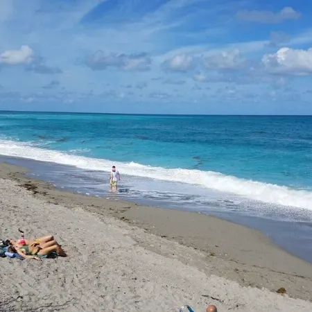 POSHPADZ -Villa Koalua Walk to Jupiter Beach-Prime Lake Views-Resort Setting