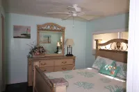 Fishing Cottage on the Indian River Lagoon 2 miles from the Ocean and Beaches