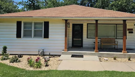 Quiet Centrally Located Close to Wasburn Private Drive Отели в г. Shawnee County