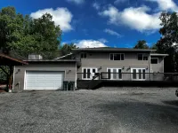 Large 4 Bedroom, Minutes from Mountains, Inlet, Airport and Downtown. - balkon
