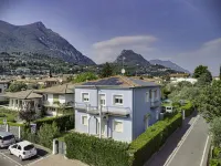 Luxurious Residence in Central Location a Few Steps from the Lake with AC and WIFI Hoteles en Toscolano-Maderno
