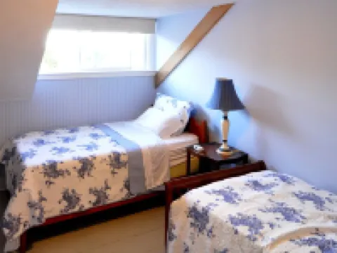 Historic Home Across from Monument Beach, Central A/C Hoteles en Bourne