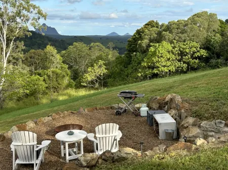 Eco-luxe studio and amazing Glasshouse Mountains views.