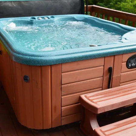 Romantic Log Cabin Hideaway, Hot tub nestled Near the Scenic Mississippi River!